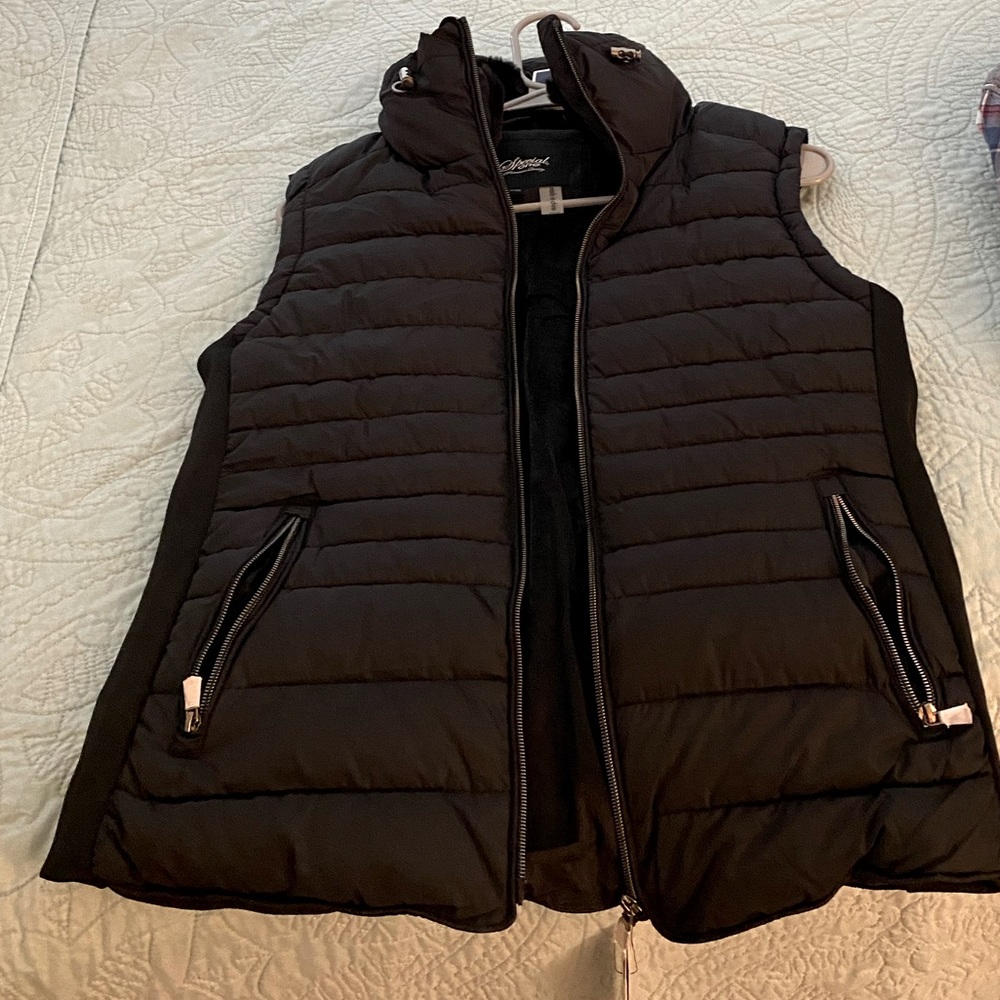 Size medium black puffy vest